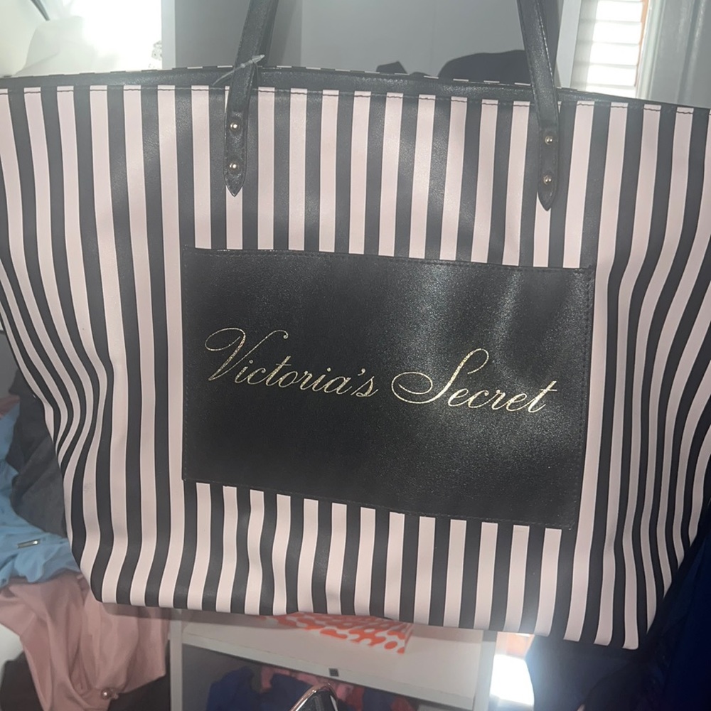 BRAND NEW Victoria’s Secret duffel bag. Tags still on it.